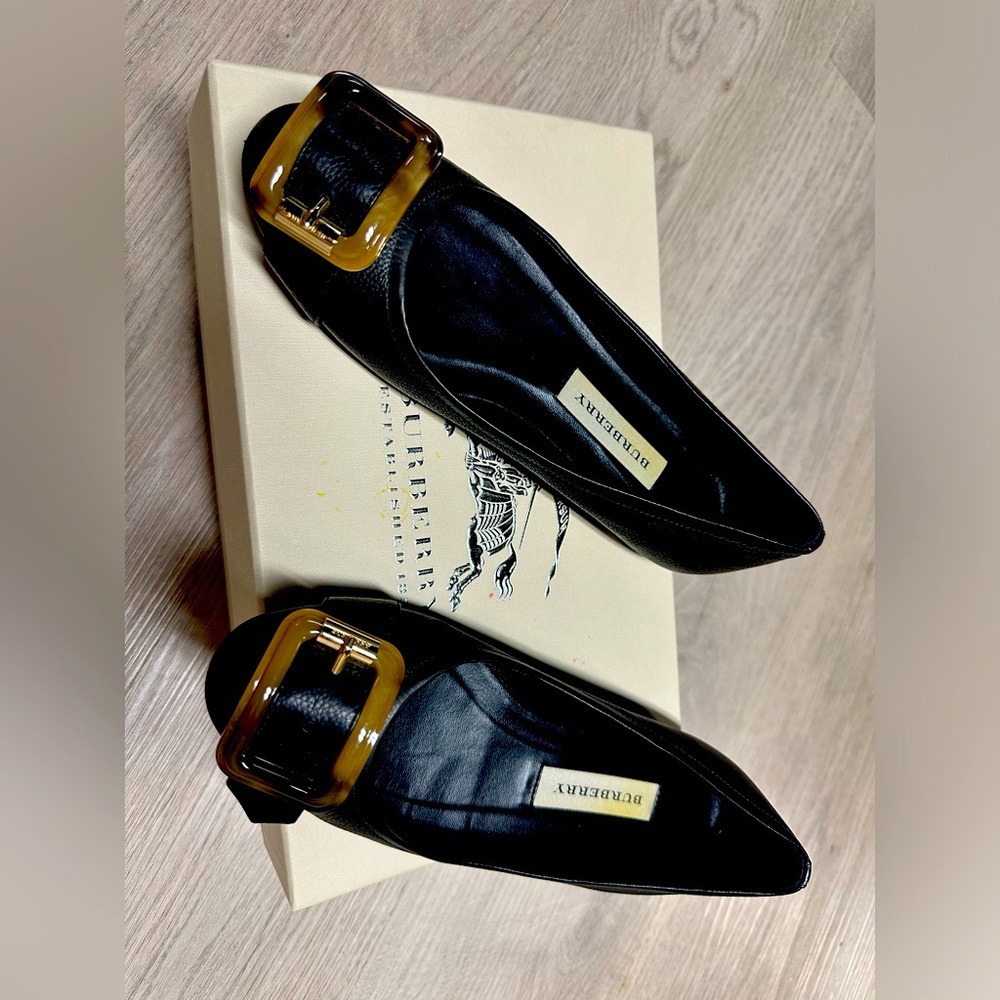 Burberry ballet flats with tortoise tone buckle in black pebble leather